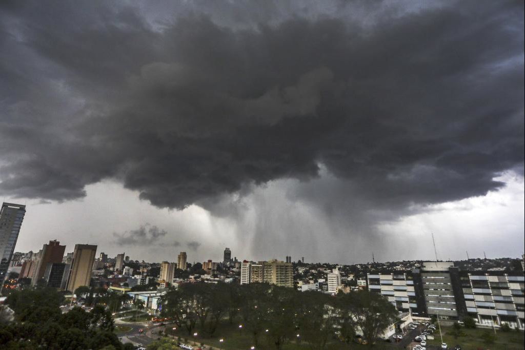 Tornado causa estragos no Paraná, e Simepar alerta para ventos fortes e muito frio até sexta-feira