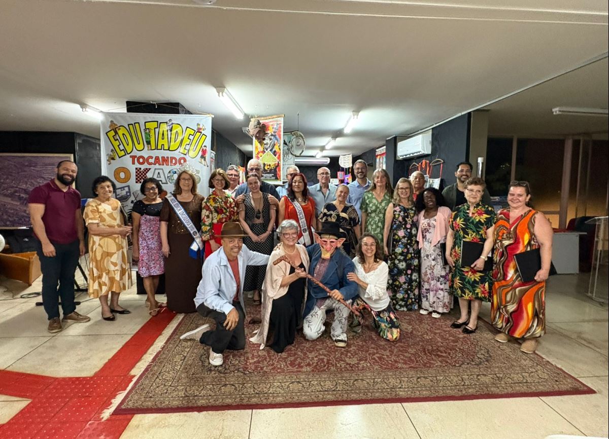 Abertura da exposição do artista Edu Tadeu emociona o público