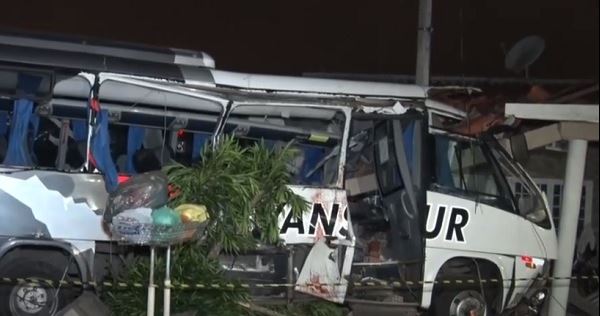 Acidente entre trem e micro-ônibus deixa uma pessoa morta e 10 feridas, na capital do Estado