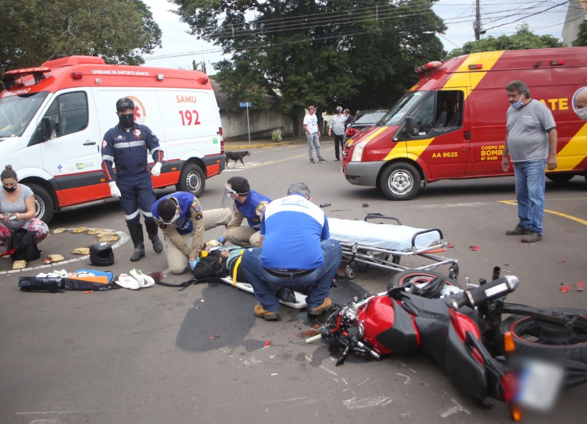 Colisão entre BMW e moto mata jovem de 18 anos em Umuarama 