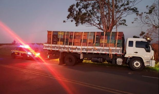 Umuaramense é preso pela PRF com caminhão carregado com cigarros 