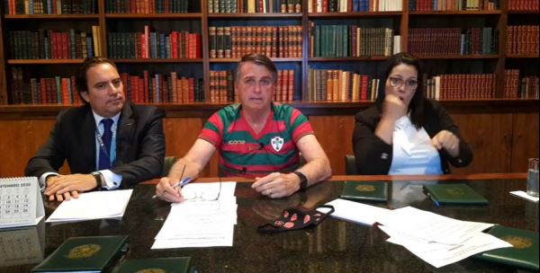 Bolsonaro diz ter pedido a ministro da Educação para preparar volta às aulas